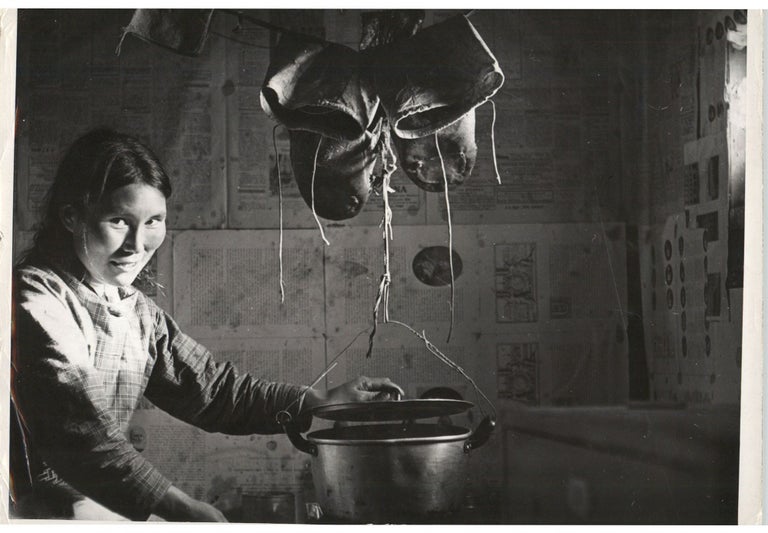 Item #6513 [Photographs of the Nunamiut people of Alaska.]. Ward W. Wells, photographer.